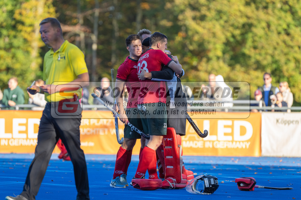 HK_20241103_108600 | 1. Bundesliga Herren Crefelder HTC - Hamburger Polo Club am 3.11.2024 CHTC Krefeld, Krefeld , Julius Hayner ( Crefelder HTC #6 ) , Niklas Wellen ( Crefelder HTC 10 ) , Boomes Anton ( Crefelder HTC #23 ) , Joshua Onyekwue Nnaji Torwart ( Crefelder HTC #29 )