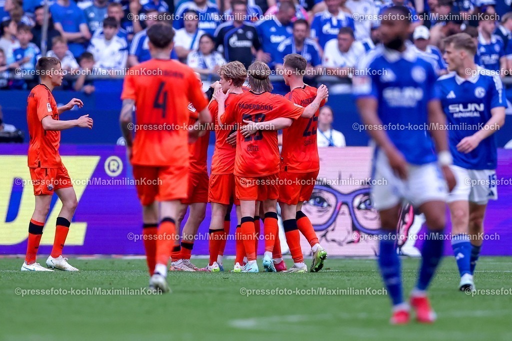 S0402052501028 | 02.05.2025, Fußball, FC Schalke 04 - SC Paderborn 07, 2.. Fußball Bundesliga, 32. Spieltag, Veltins-Arena Gelsenkirchen, Saison 2024 2025: Torjubel nach dem Tor zum 1:0 durch Torschütze Raphael Obermair (SC Paderborn #23) DFB regulations prohibit any use of photographs as image sequences and or quasi-video.