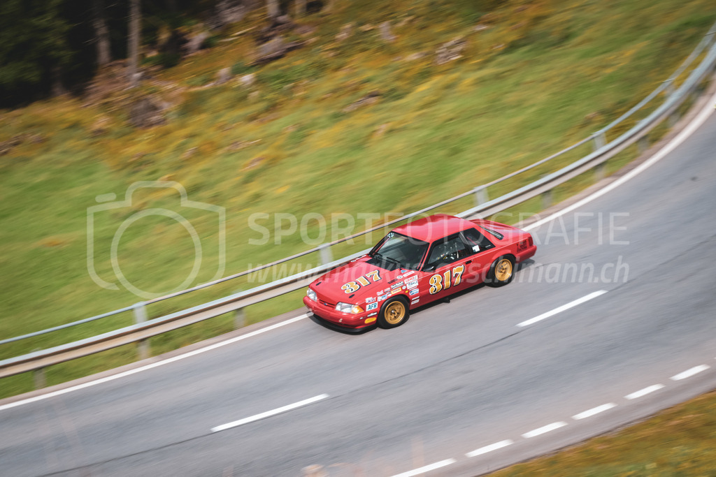 21. Arosa ClassicCar 2025 - 7. =September= 2025 | Marc Gassmann aus Wetzikon (SUI) in einem Ford Mustang Foxbody aus dem Jahre 1990 mit Startnummer 317 am Arosa ClassicCar 2025 in der Kategorie Sport Trophy..@arosaclassiccar, @arosa.official, #arosaclassiccar, #arosa, #76curves, #classiccarBild: Sportfotografie Markus Aeschimann | www.markus-aeschimann.ch - Realisiert mit Pictrs.com