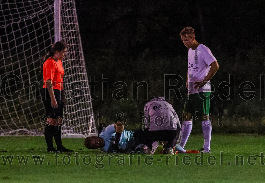 2023-09-15_034_FC_Moosinning_gegen_SV_Waldperlach | Moosinning, Deutschland, 15.09.2023:
Fußball, Bezirksliga Oberbayern Ost 2023 / 2024, 9. Spieltag, FC Moosinning gegen SV Waldperlach, Endergebnis: 0:1

Schiedsrichter Melissa Schreiner, Torwart Benedikt Heinrich (SV Waldperlach, #1)

Foto: Christian Riedel / fotografie-riedel.net