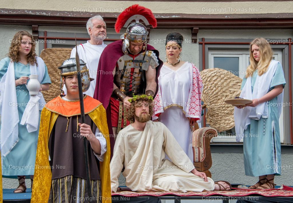 Passionspiel12 | Karfreitagsprozession der italienischen Gemeinde in der Bensheimer Innenstadt, Jesusdarsteller ist Julian Laux, Bild: Thomas Neu