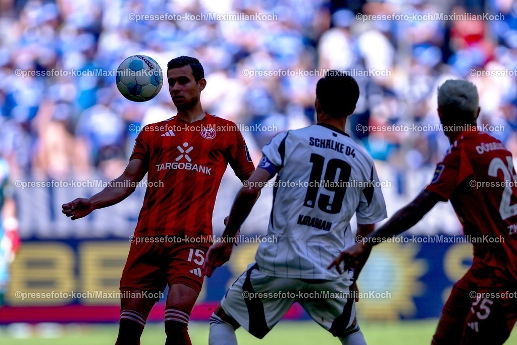 F9510052501053 | 10.05.2025, Fußball, Fortuna Düsseldorf - FC Schalke 04, 2. Fußball Bundesliga, Merkur Spiel-Arena, Saison 2024 2025: Tim Oberdorf (Fortuna Duesseldorf #15) im Zweikampf gegen Kenan Karaman (Schalke04 #19) DFB regulations prohibit any use of photographs as image sequences and or quasi-video.
