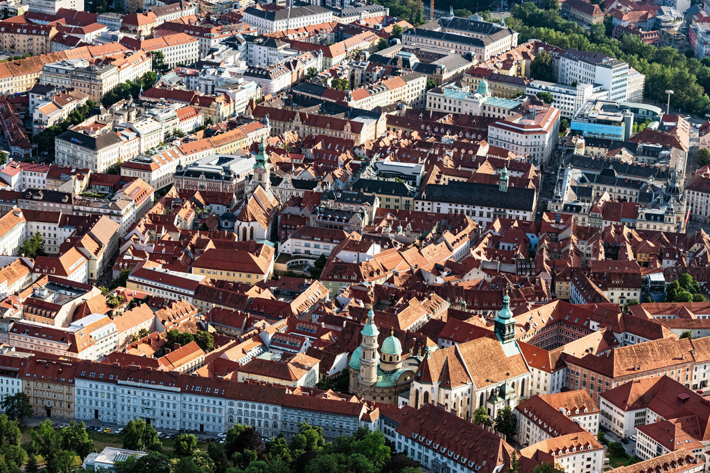 dr__0025367.jpg | GRAZ 24.06.2019 Kirchengebäude der Domkirche, Mausoleumskirche und der Stadtparrkirche im Altstadt- Zentrum der Innenstadt in Graz in Steiermark, Österreich. // Church building in of Domkirche, Mausoleumskirche and of Stadtparrkirche Old Town- center of downtown in Graz in Steiermark, Austria. Foto: Daniel Reiter
