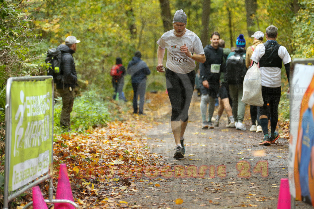 251026_1326_EX1_3472 | Sportfotografie im Rhein-Sieg Kreis, Köln, Bonn, NRW, Rheinland Pfalz, Hessen, etc. Unser Tätigkeitsfeld umfasst den Laufsport vom Volkslauf über den Marathon, Duathlon, Triathon bis zum Ultralauf wie Kölnpfad Ultra oder Schindertrail.
