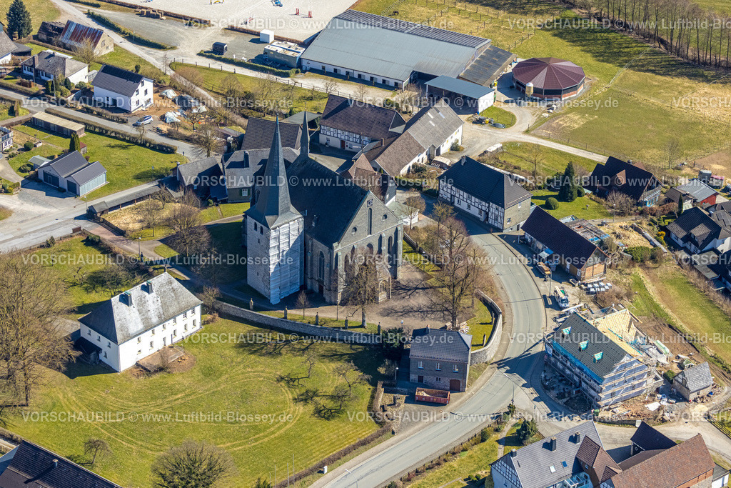 Sundern250304632 | Luftbild, Bauarbeiten am Kirchturm der St. Martinus Kirche, hinten Reitanlage Hellefeld, Hellefeld, Sundern, Sauerland, Nordrhein-Westfalen, Deutschland