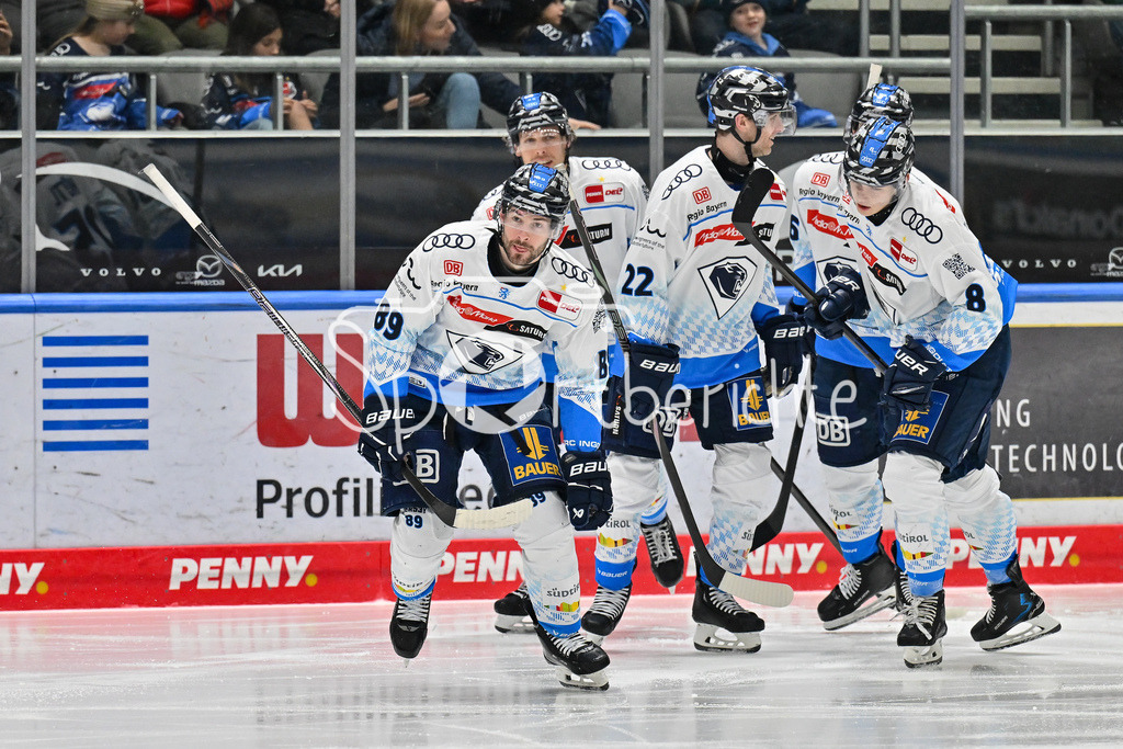 Augsburger Panther - ERC Ingolstadt | Jubel der Gaeste nach dem Treffer zum 1-3 druch Austen KEATING (ERC Ingolstadt #89)  Freude / Happy / Tor / Torschuetze / DEL: Augsburger Panther - ERC Ingolstadt, Curt Frenzel Stadion am 26.01.2025