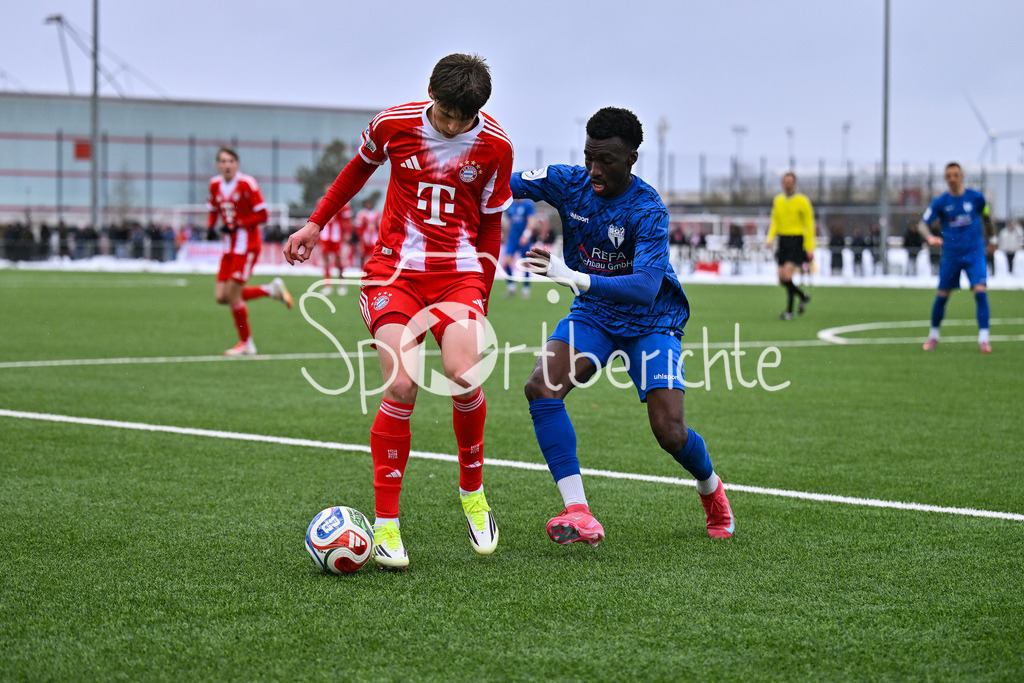 FC Bayern Amateure - SGV Freiberg Fussball | MUNICH, GERMANY - 29. JANUARY: im Duell Magnus DALPIAZ (FC Bayern München II 12) und Abou Dramane BALLO (SGV Freiberg 27) während dem Testspiel zwischen den Amateuren des FC Bayern und dem SGV Freiberg Fussball am FC Bayern Campus