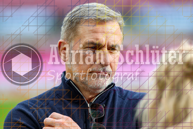 1. FC Köln vs Hamburger SV - 1. Bundesliga  | Köln, Deutschland, 02.11.25:   Sportvorstand Stefan Kuntz (Hamburger SV) schaut waehrend des Spiels der Bundesliga zwischen  1. FC Köln vs Hamburger SV in der RheinEnergieStadion(Foto von Brauer-Fotoagentur / Adrian Schlueter)