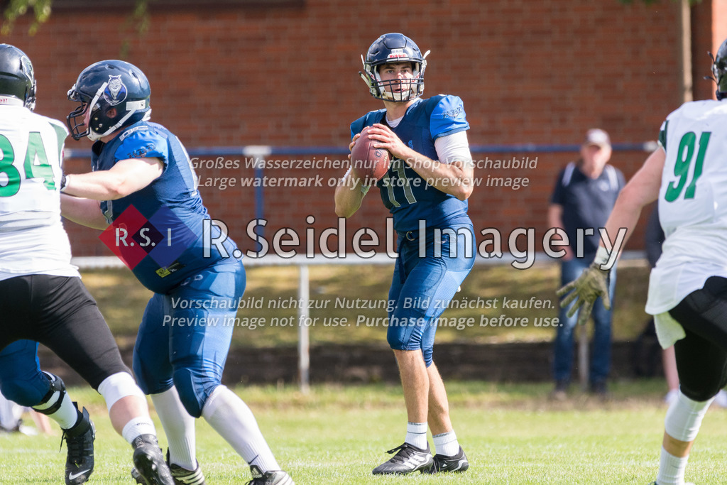 American Football, Saison 2022, Regionalliga Nord, Hamburg Blue Devils - Oldenburg Knights, Dr.-Hermann-Schnell-Sportplatz (Hamburg), 06.08.2022, 07. Gameweek | Leif Plagge (#11, Blue Devils, Quarterback)