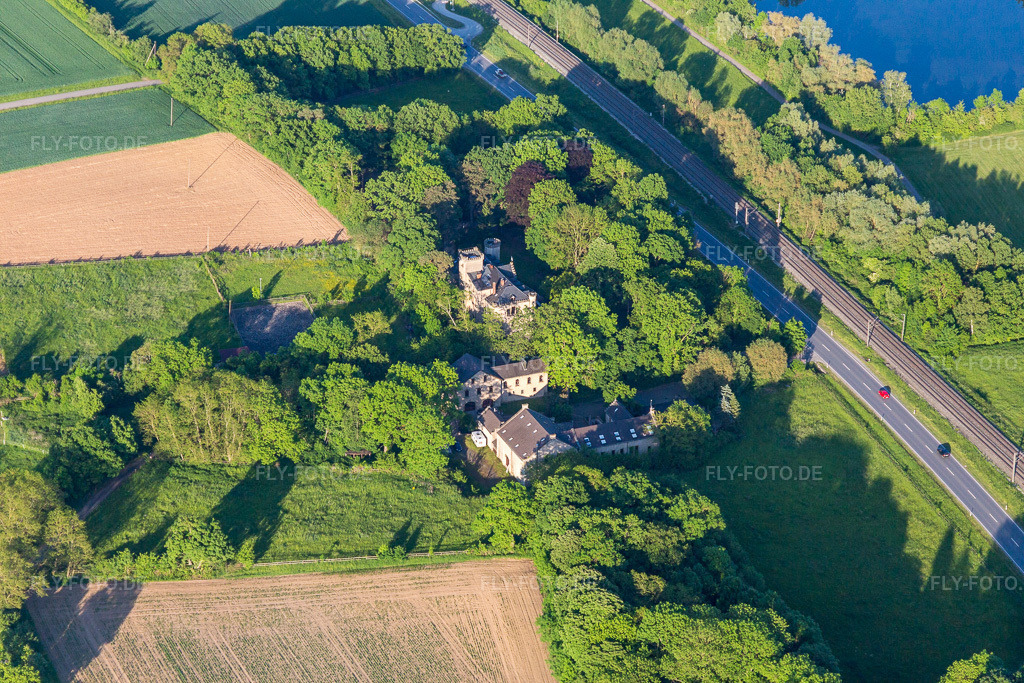 Luftbild: Schloss Ditfurth im Ortsteil Obertheres in Theres im Bundesland Bayern in Deutschland. Foto: IMG_100072.jpg vom 26.05.2017 durch Werner Riehm/FLY-FOTO.de