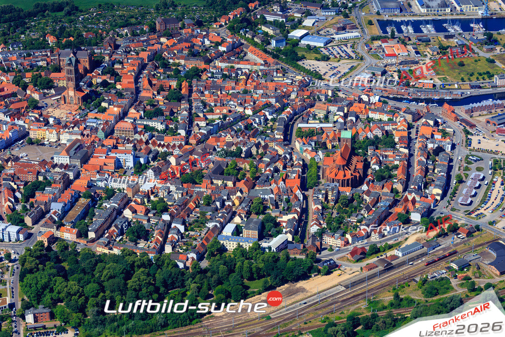 Die Luftbildaufnahme Zentrum - Wismar wurde 2018 mittels Flugzeug (keine Drohne) erstellt. Perfekte Schärfe und Druck- Auflösung- Garantiert!