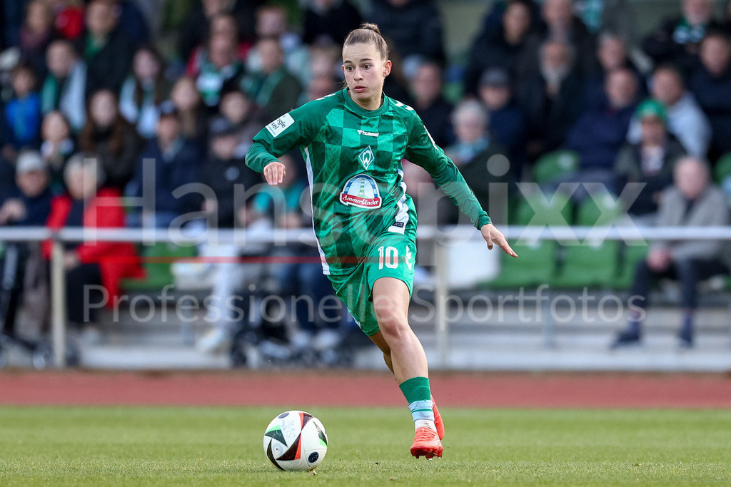 Fussball, Google Pixel Frauen-Bundesliga, SV Werder Bremen - 1. FC Köln | Tuana Mahmoud (SV Werder Bremen, 10) am Ball, Freisteller, Einzelbild, Ganzkörper, Aktion, Action, Spielszene, DIE DFB-RICHTLINIEN UNTERSAGEN JEGLICHE NUTZUNG VON FOTOS ALS SEQUENZBILDER UND/ODER VIDEOÄHNLICHE FOTOSTRECKEN. DFB REGULATIONS PROHIBIT ANY USE OF PHOTOGRAPHS AS IMAGE SEQUENCES AND/OR QUASI-VIDEO.
