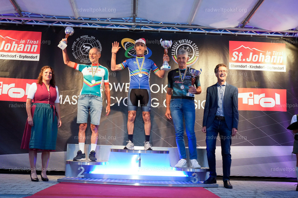 1263_20230817_Bewerb_Maenner_Muehlanger | AUT - OESTERREICH, 2023-08-16: SPORT RENNRAD-FAHREN - 55. INTERNATIONALER RADWELTPOKAL IN ST. JOHANN IN TIROL  - Vintage-Radrennen mit WM-Bronze-Medaillen-Siegerin Christina Schweinberger, den Teilnehmer und Alexander Baumann (vom Orginastions-Team) - TAG 2 BEWERB MAENNER IN SECHS GRUPPEN  ; Foto: Roland Muehlanger