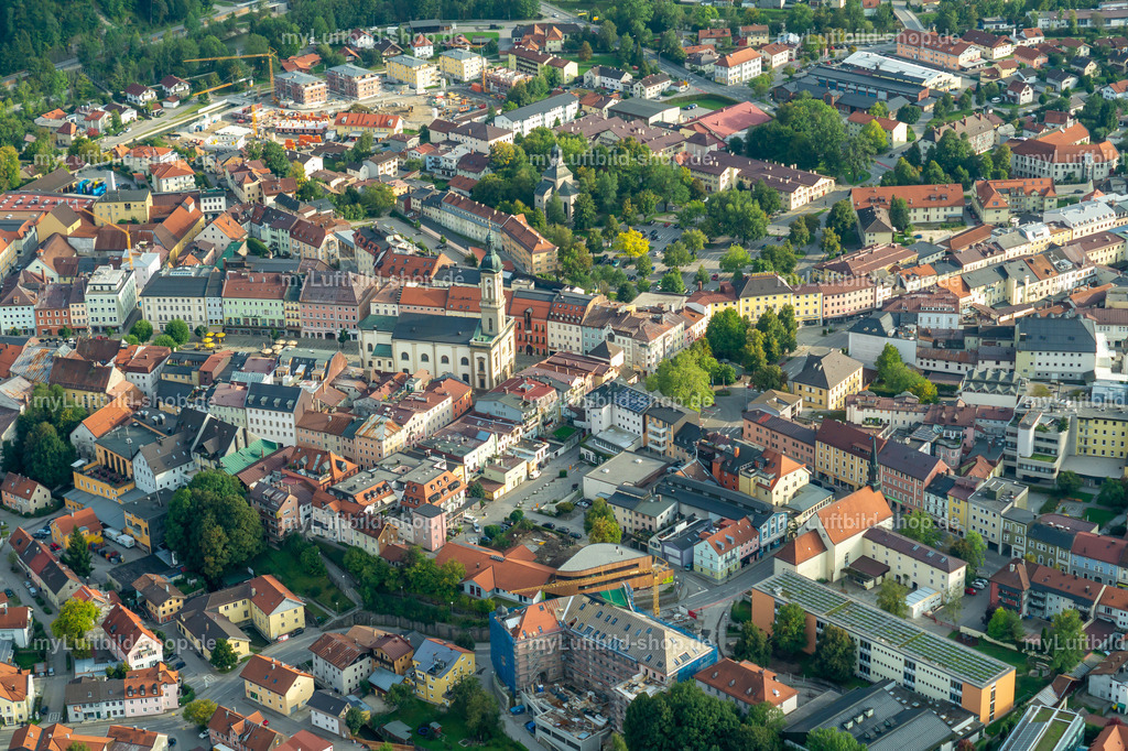 luftbild-traunstein-maxplatz-bruno-kapeller | Luftbild von Traunstein Maxplatz Stadtplatz und Karl Theodor Platz mit Kirche Sankt Oswald und Salinen Kapelle - Realisiert mit Pictrs.com