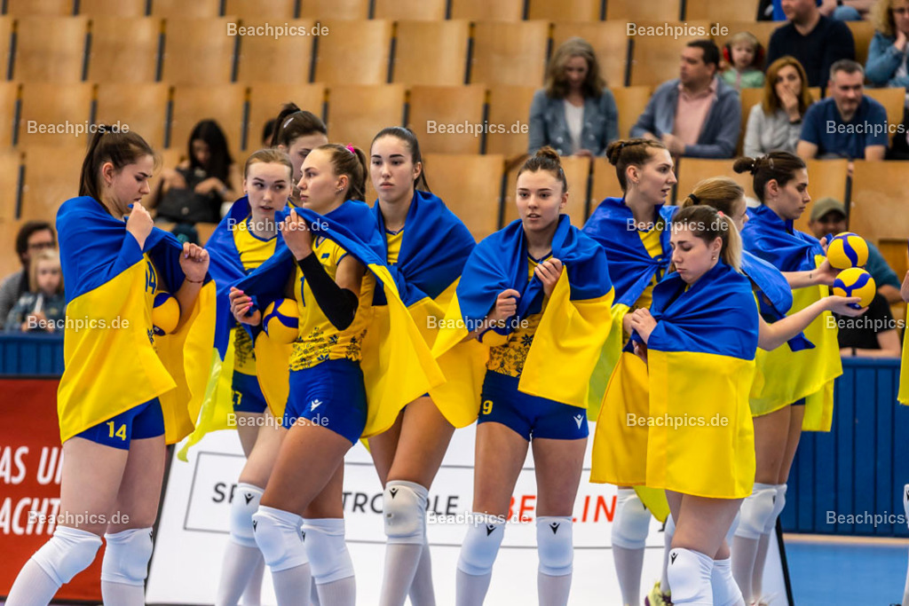 2023-00070834-Freundschaftsspiel-Deutschland-Ukraine | Ukrainę Team mit Nationalflagge 20.05.2023; Berlin Foto: Gerold Rebsch - www.beachpics.de
