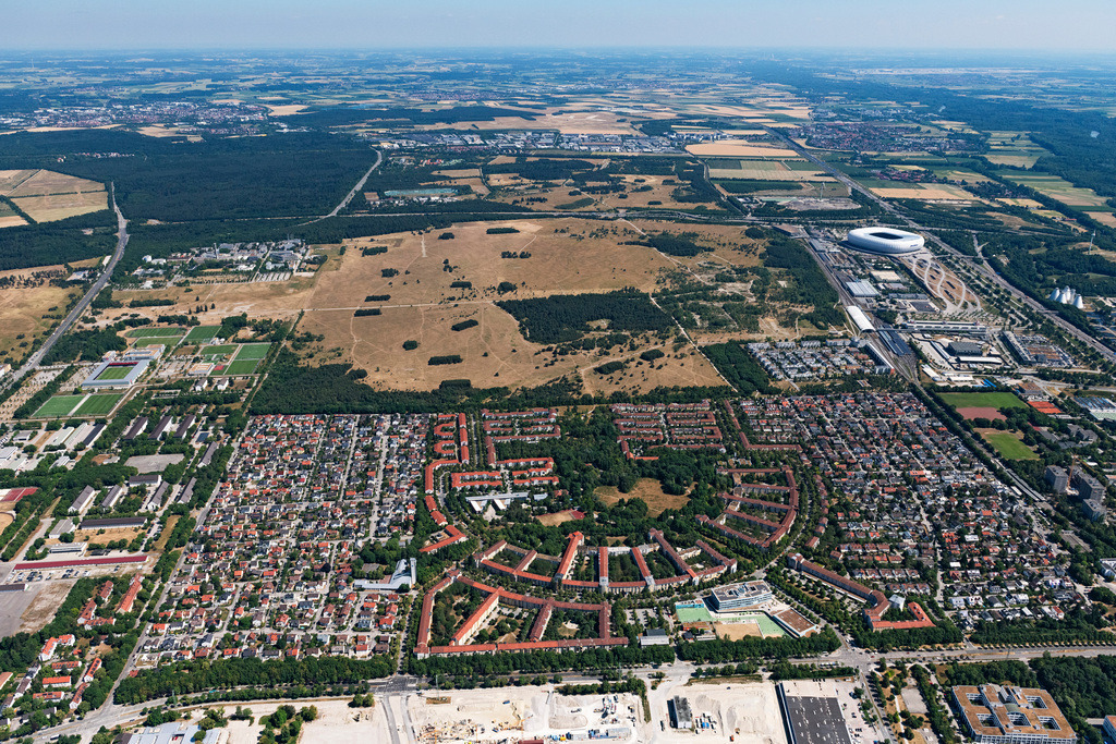 dr__0202358.jpg | MüNCHEN 29.06.2023 Wohngebiet der Mehrfamilienhaussiedlung am Carl-Orff-Bogen in München Freimann im Bundesland Bayern, Deutschland. // Residential area of the multi-family house settlement Carl-Orff-Bogen in Munich in the state Bavaria, Germany. Foto: Daniel Reiter