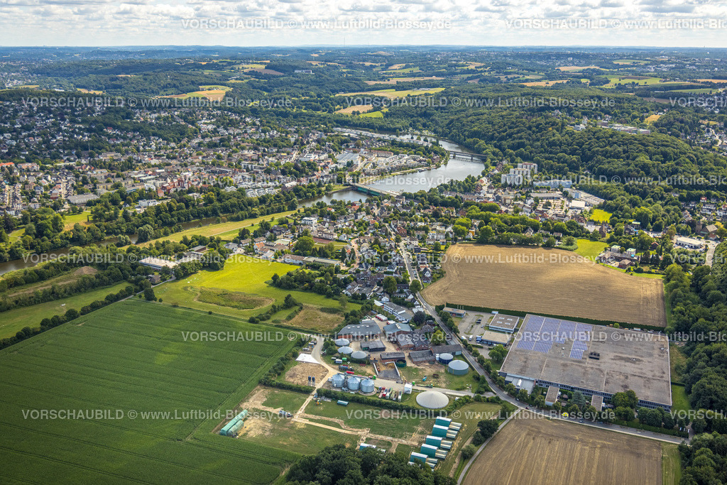Essen220802802Kettwig | Luftbild, Ansicht Ortsteil Kettwig mit Fluss Ruhr und Kettwiger See, Wohnsiedlung an der Landsberger Straße und Menden Buchstaben GmbH, Ruhrtaler Freilandschwein Landwirtschaftsbetrieb, Kettwig, Essen, Ruhrgebiet, Nordrhein-Westfalen, Deutschland