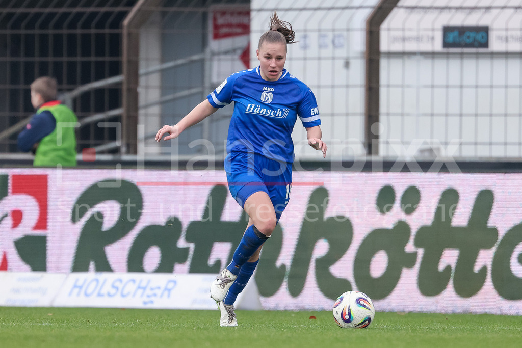 Fussball, 2. Frauen-Bundesliga, SV Meppen - VfB Stuttgart | Lana Hubbeling (SV Meppen, 18) am Ball, Freisteller, Einzelbild, Ganzkörper, Aktion, Action, Spielszene, DIE DFB-RICHTLINIEN UNTERSAGEN JEGLICHE NUTZUNG VON FOTOS ALS SEQUENZBILDER UND/ODER VIDEOÄHNLICHE FOTOSTRECKEN. DFB REGULATIONS PROHIBIT ANY USE OF PHOTOGRAPHS AS IMAGE SEQUENCES AND/OR QUASI-VIDEO.