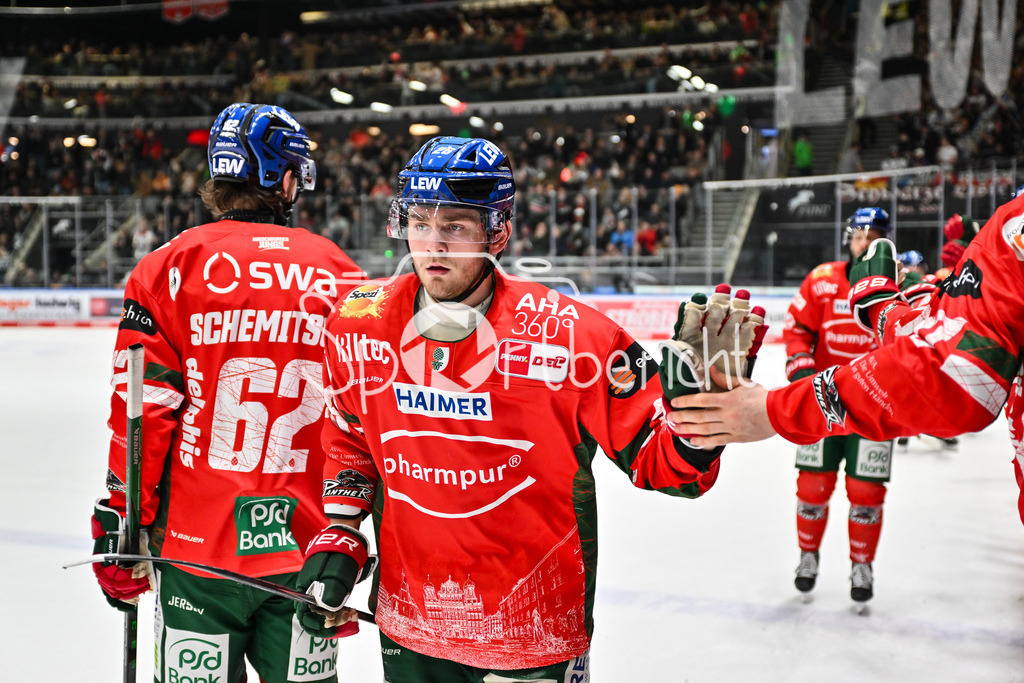 Augsburger Panther - Eisbären Berlin | AUGSBURG, GERMANY - 27. JANUARY: Jubel der Hausherren nach dem Treffer zum 1-1 Ausgleich durch Alexander BLANK (Augsburger Panther 26) / Tor / Torschuetze / Freude / Happy während dem Match zwischen den Augsburger Panthern und den Fischtown Pinguins am 43. Spieltag der Penny DEL im Curt Frenzel Stadion