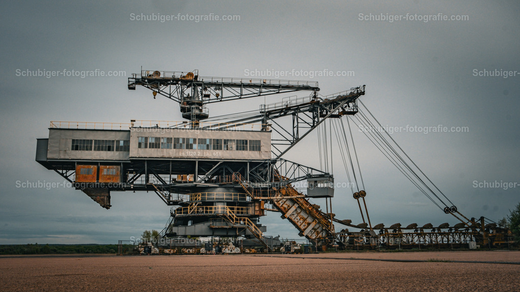 DSCF2023 | Ferropolis ist ein Industriemuseum und Veranstaltungsort in Gräfenhainichen östlich von Dessau-Roßlau auf einer Halbinsel im Gremminer See, dem ehemaligen Tagebau Golpa-Nord. Ferropolis ist Ankerpunkt der Europäischen Route der Industriekultur. Wikipedia - Realisiert mit Pictrs.com