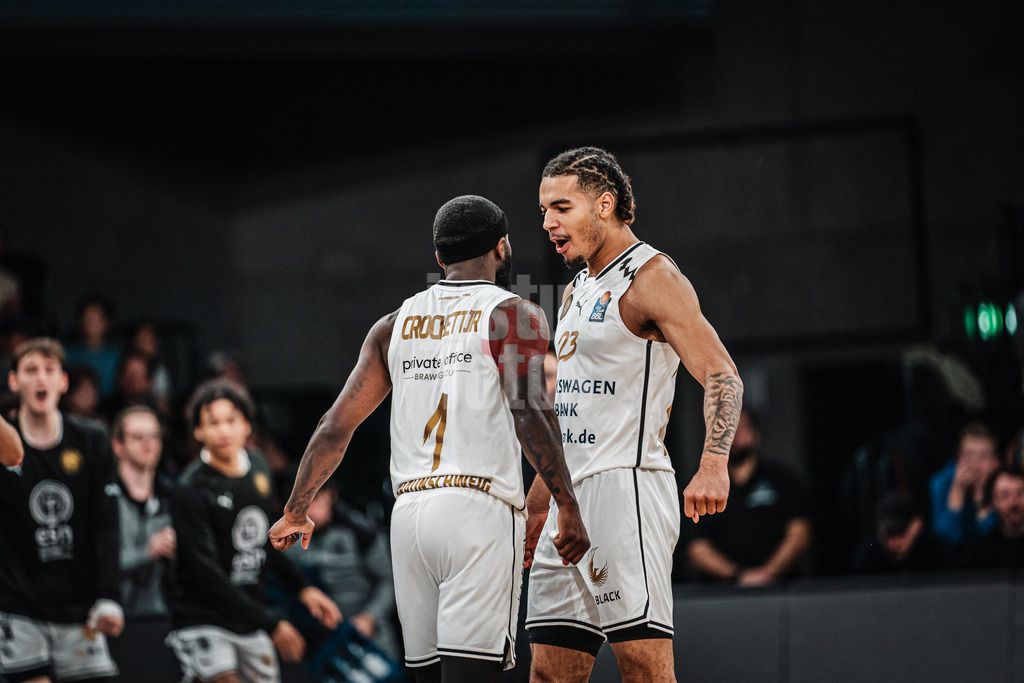 Basketball | Männer | Saison 2024/2025 | easyCredit Basketball Bundesliga | 14. Spieltag | Veolia Towers Hamburg vs. Basketball Löwen Braunschweig | 30.12.2024 | v.l. T.J. Crockett (#1, Basketball Löwen Braunschweig) und Martin Kalu (#23, Basketball Löwen Braunschweig)