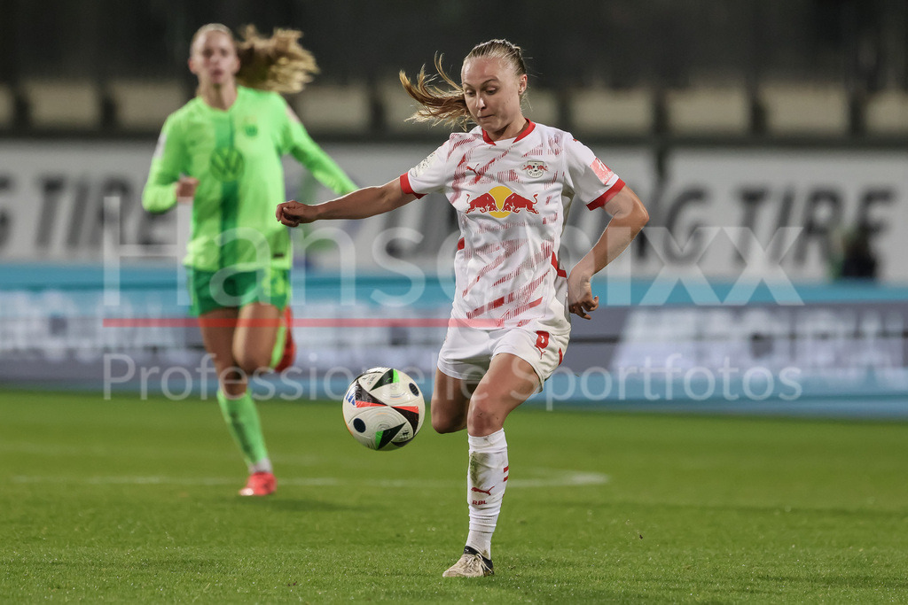 Fussball, Google Pixel Frauen-Bundesliga, VfL Wolfsburg - RB Leipzig | v.li.: Lou-Ann Joly (RB Leipzig, 6) am Ball, Einzelbild, Ganzkörper, Aktion, Action, Spielszene, DIE DFB-RICHTLINIEN UNTERSAGEN JEGLICHE NUTZUNG VON FOTOS ALS SEQUENZBILDER UND/ODER VIDEOÄHNLICHE FOTOSTRECKEN. DFB REGULATIONS PROHIBIT ANY USE OF PHOTOGRAPHS AS IMAGE SEQUENCES AND/OR QUASI-VIDEO.