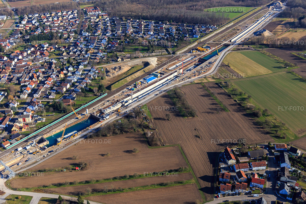 Luftbild: ICE Trassenbaustelle mit Betonsarg und Eisenbahntunnel Rastatt Portal Süd im Ortsteil Niederbühl in Rastatt im Bundesland Baden-Württemberg in Deutschland. Foto: IMG_104891.jpg vom 14.03.2018 durch Werner Riehm/FLY-FOTO.deMenü schließen