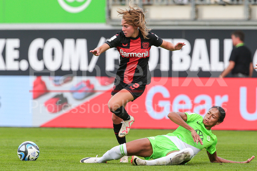Fussball, Google Pixel Frauen-Bundesliga, VfL Wolfsburg - Bayer 04 Leverkusen | v.li.: Janou Levels (Bayer 04 Leverkusen, 5) und Sveindis Jonsdottir (VfL Wolfsburg, 23) im Zweikampf, Duell, Dynamik, Aktion, Action, Spielszene, DIE DFB-RICHTLINIEN UNTERSAGEN JEGLICHE NUTZUNG VON FOTOS ALS SEQUENZBILDER UND/ODER VIDEOÄHNLICHE FOTOSTRECKEN. DFB REGULATIONS PROHIBIT ANY USE OF PHOTOGRAPHS AS IMAGE SEQUENCES AND/OR QUASI-VIDEO.