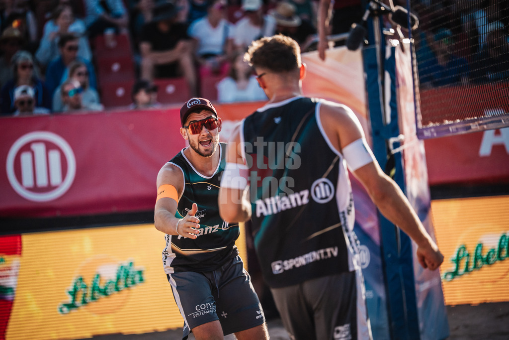 Beachvolleyball | Männer | Allianz German Beach Tour 2025 | Tourstop Berlin | 16.08.2025 | v.l. Benedikt Sagstetter und Jonas Sagstetter freuen sich