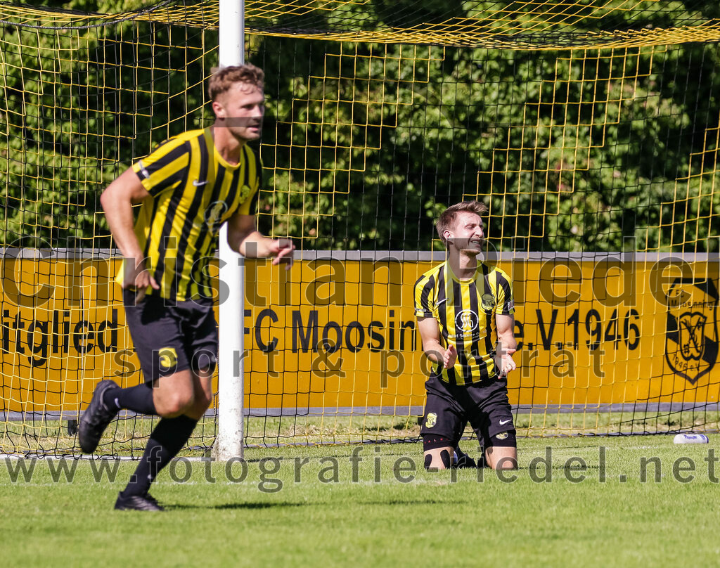 2023-08-19_116_FC_Moosinning_gegen_SV_Reichertsheim | Moosinning, Deutschland, 19.08.2023:
Fußball, Bezirksliga Oberbayern Ost 2023 / 2024, 5. Spieltag, FC Moosinning gegen SV Reichertsheim, Endergebnis: 0:4

Thomas Auerweck (FC Moosinning, #19), Maximilian Lechner (FC Moosinning, #11)

Foto: Christian Riedel / fotografie-riedel.net