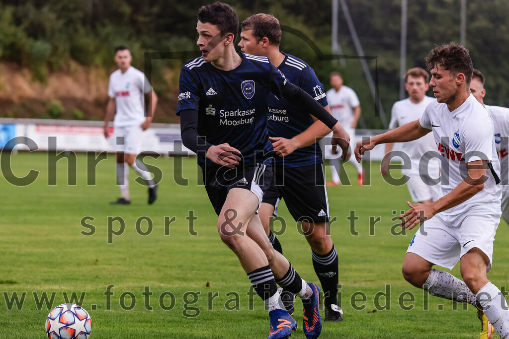 2023-07-28_009_FC_Eitting_gegen_FC_Moosburg | Eitting, Deutschland, 28.07.2023:
Fußball, Kreisliga 2023 / 2024, 1. Spieltag, FC Eitting gegen FC Moosburg, Endergebnis: 1:1

Fran Azdajic (FC Moosburg, #11), Niclas Noll (FC Eitting, #14)

Foto: Christian Riedel / fotografie-riedel.net
