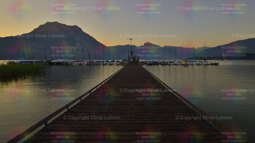 Die Marina von Altenmünster am Traunsee | Morgenrot über der Marina von Altenmünster am Traunsee mit dem mächtigen Traunstein im Hintergrund.