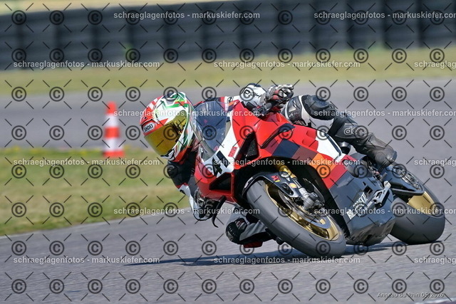 26BT02-2261 | markuskiefer.com - Realisiert mit Pictrs.com