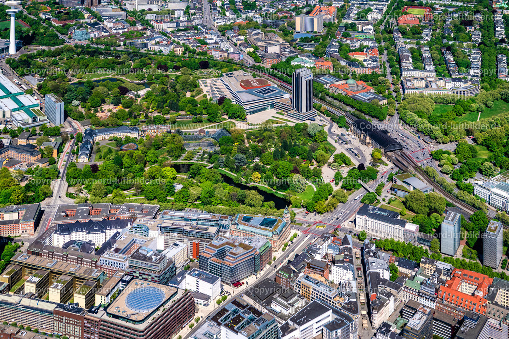 Hamburg_Dammtor_CCH_Radisson_Blu_Hotel_Planten_un_Blomen_ELS_4734010525 | HAMBURG 01.05.2025 Congress Center (CCH) am Hochhaus- Gebäude der Hotelanlage " Radisson Blu " an der Marseiller Straße in Hamburg, Deutschland. Weiterführende Informationen bei: HUPE FLATAU GmbH,  Hamburg Messe und Congress GmbH,  LEONHARD WEISS GmbH & Co. KG,  Radisson Hospitality, Inc.,  Sprinkenhof GmbH,  agn Niederberghaus & Partner GmbH,  verbundhochdrei GmbH. // Congress Center ( CCH ) on High-rise building of the hotel complex " Radisson Blu " on Marseiller Strasse in Hamburg, Germany. Further information at: HUPE FLATAU GmbH,  Hamburg Messe und Congress GmbH,  LEONHARD WEISS GmbH & Co. KG,  Radisson Hospitality, Inc.,  Sprinkenhof GmbH,  agn Niederberghaus & Partner GmbH,  verbundhochdrei GmbH. Foto: Martin Elsen
