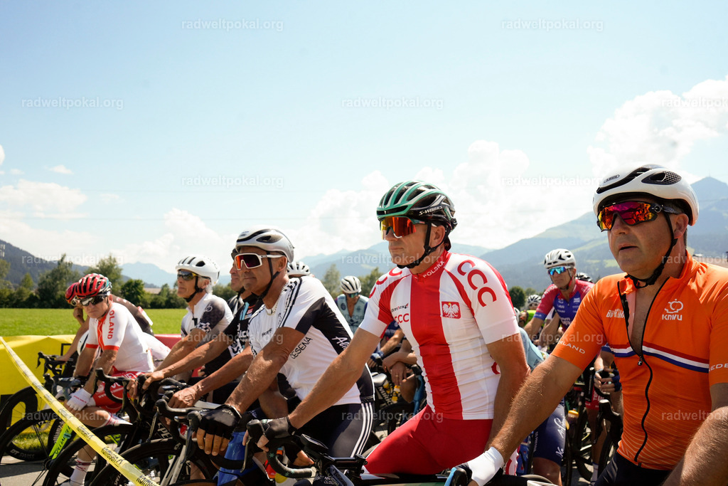 321_20230817_Bewerb_Maenner_Muehlanger | AUT - OESTERREICH, 2023-08-16: SPORT RENNRAD-FAHREN - 55. INTERNATIONALER RADWELTPOKAL IN ST. JOHANN IN TIROL  - Vintage-Radrennen mit WM-Bronze-Medaillen-Siegerin Christina Schweinberger, den Teilnehmer und Alexander Baumann (vom Orginastions-Team) - TAG 2 BEWERB MAENNER IN SECHS GRUPPEN  ; Foto: Roland Muehlanger