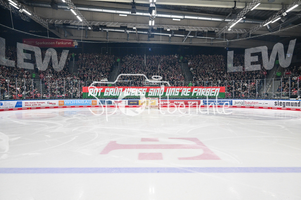 Augsburger Panther - Löwen Frankfurt | AUGSBURG, GERMANY - 16. JANUARY: Die Fans Panther haben zu Spielbeginn eine Choreo vorbereitet vor dem Match zwischen den Augsburger Panthern und den Löwen Frankfurt am 40. Spieltag der penny DEL im Curt Frenzel Stadion