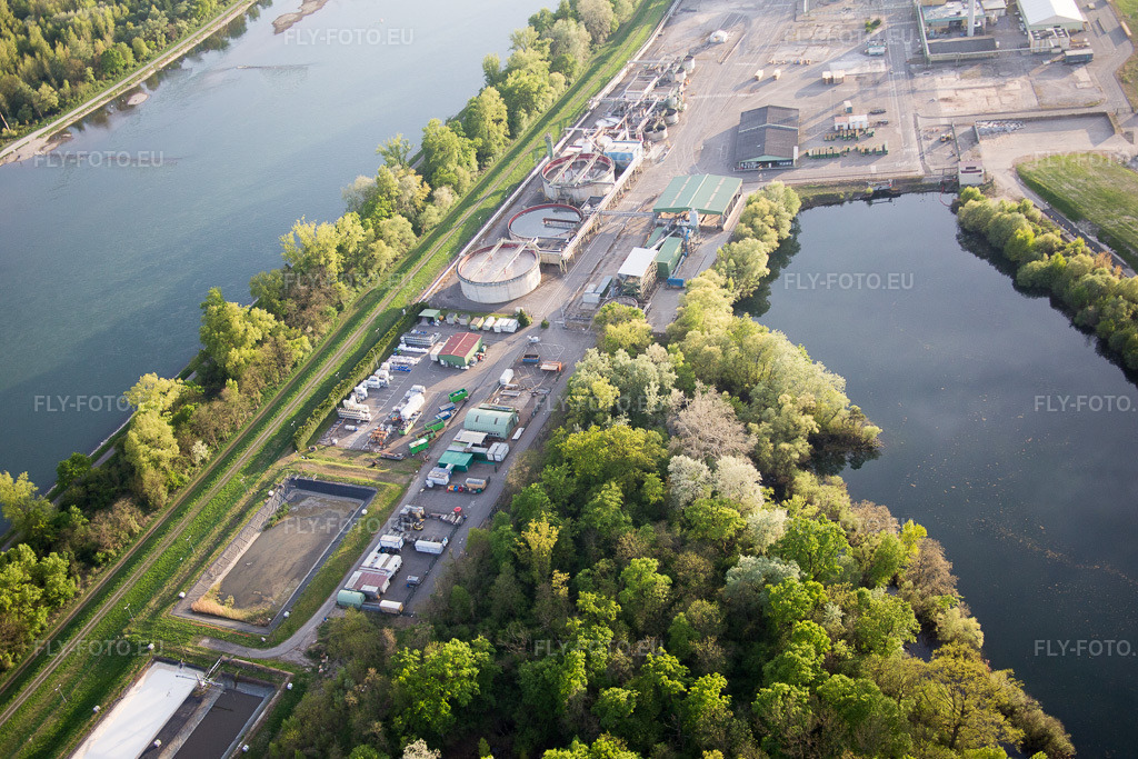 Vue aérienne: L'industrie sur le Rhin à Lauterbourg dans le département Bas Rhin, France.Photo: IMG_077985.jpg prise le 24/04/2015 par Werner Riehm/FLY-FOTO.euRésolution de l'original: 5472 x 3648 px