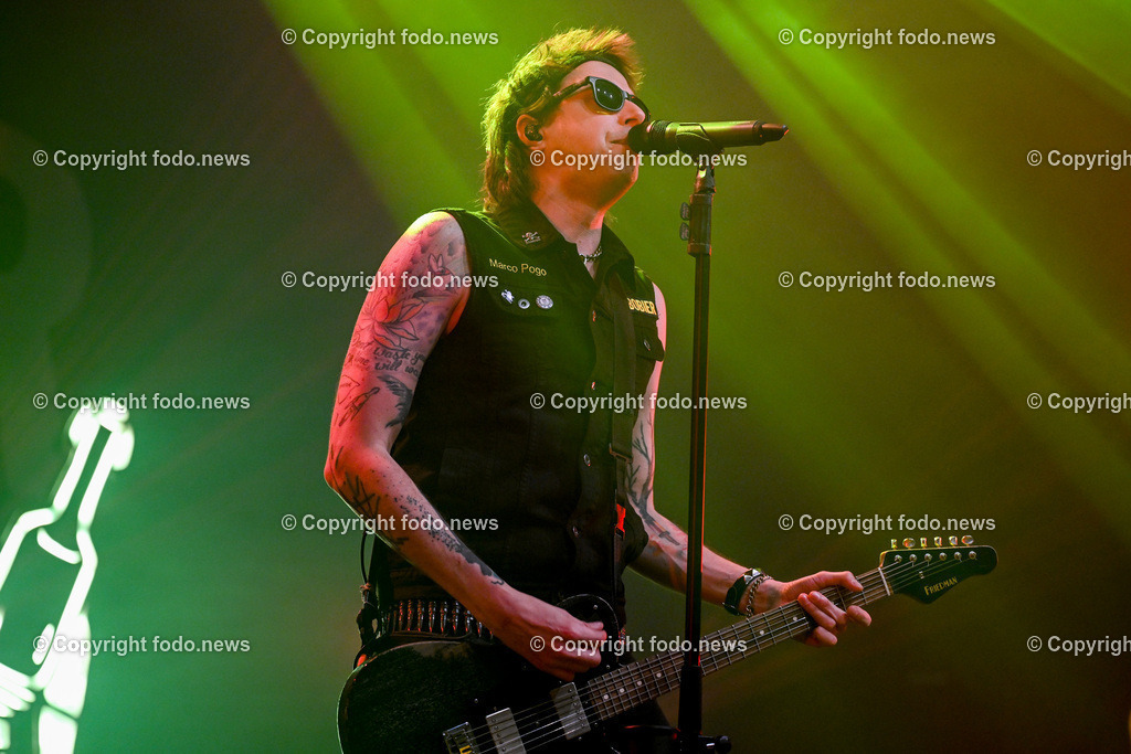 Posthof_ Turbobier_ Konzert_ 15.03.2024-5 | 15.03.2024, Linz, AUT, Posthof, Konzert Turbobier, im Bild Marco Pogo alias Dominik Wlazny (Saenger, Konzepter und Songwriter,  Gitarrist der oesterreichischen Punk-Rock-Band Turbobier, weiters Politiker der Bierpartei, Bezirksrat in Wien Simmering, Praesidentschaftskandidat, Arzt, Mediziner)