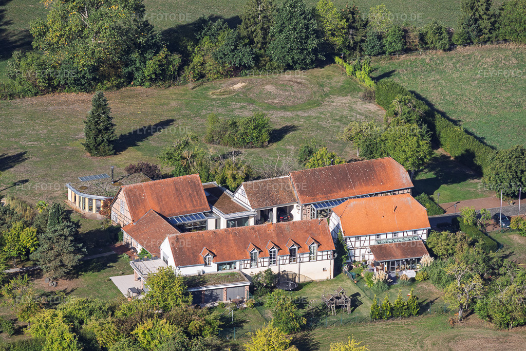 Luftbild: ehemalige Ziegelhütte am Ziegelweg im Ortsteil Sickenhofen in Babenhausen im Bundesland Hessen in Deutschland. – Foto: IMG_159387.jpg vom 22.09.2026 durch Werner Riehm/FLY-FOTO.de – Auflösung des Originals: 5275 x 3517 px