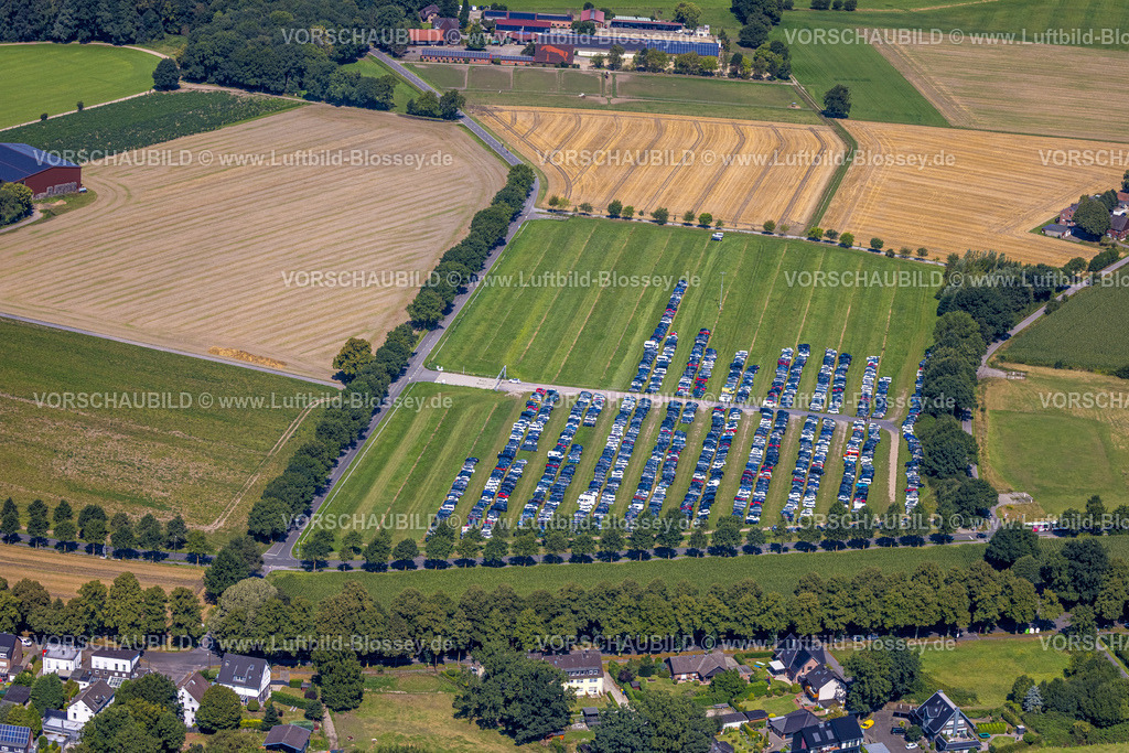 Bottrop250801030Kirchhellen | Luftbild, PKW Parkplatz auf einer Wiese für den Movie Park Germany, Kirchhellen-Nord-Ost, Bottrop, Ruhrgebiet, Nordrhein-Westfalen, Deutschland