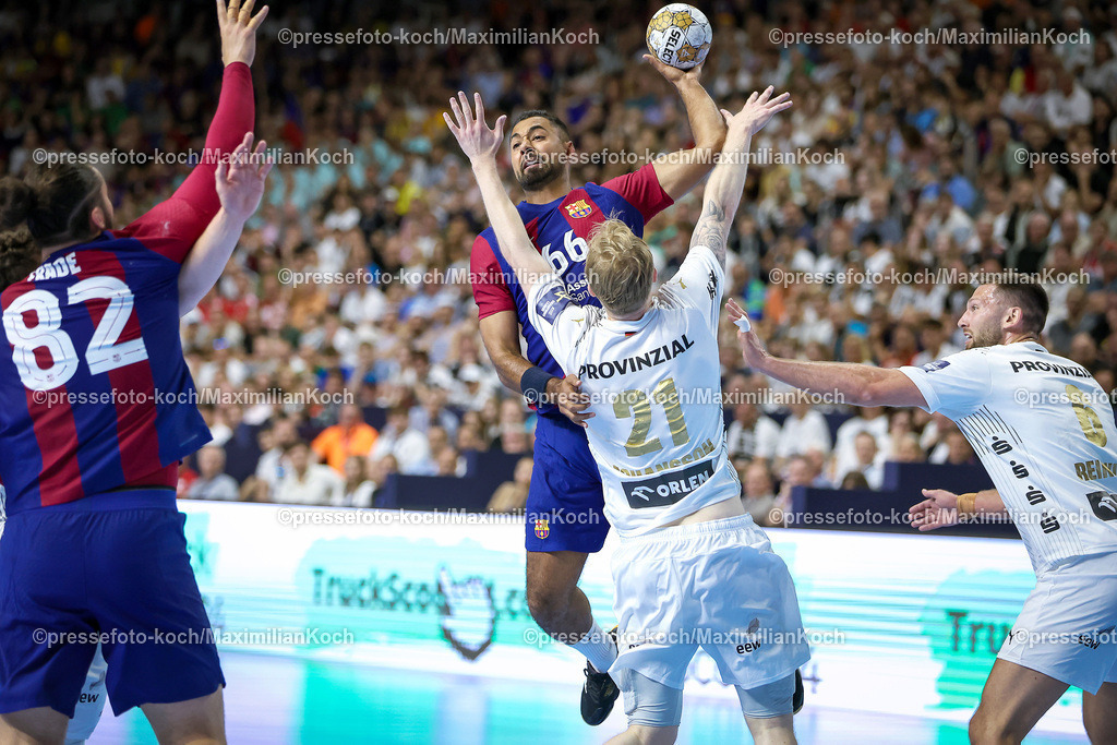 KoeEHF08062402013 | 08.06.2024, Köln, Handball, TruckScout24 EHF FINAL4, Machineseeker Champions League Men, Lanxess-Arena, Halbfinale, THW Kiel - FC Barcelona: Melvyn Richardson (FC Barcelona) gegen Eric Johansson (THW Kiel)