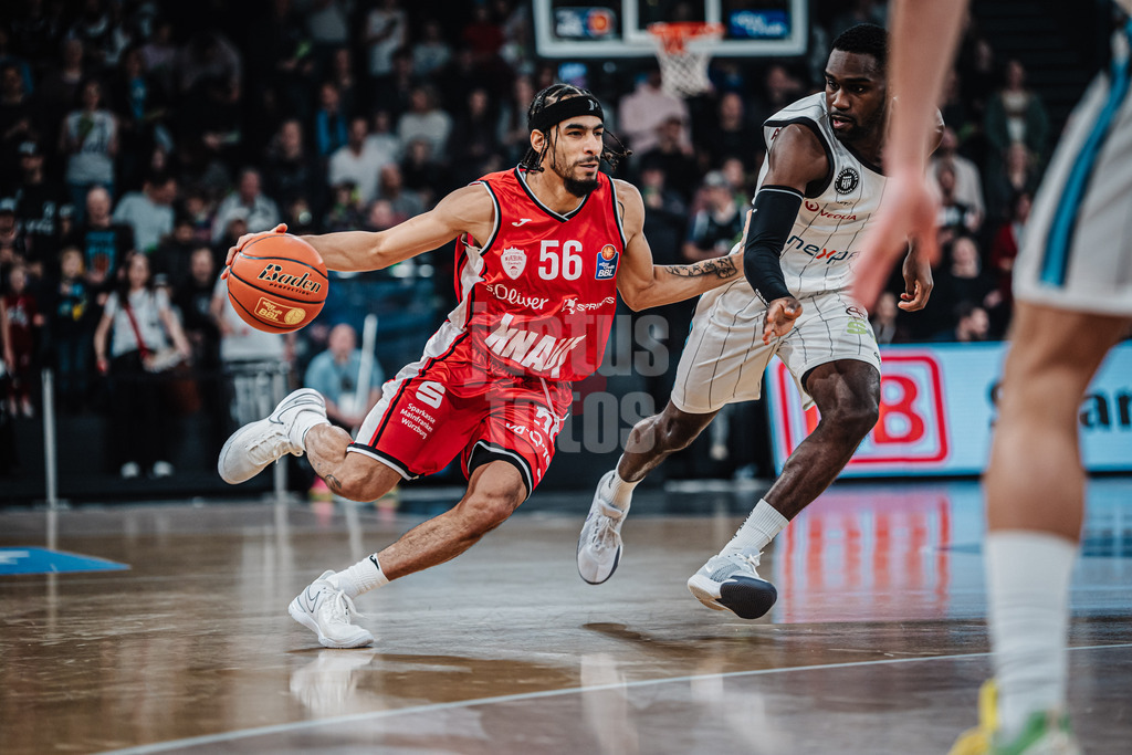 Basketball | Männer | Saison 2024/2025 | easyCredit Basketball Bundesliga | 18. Spieltag | Veolia Towers Hamburg vs. FIT/One Würzburg Baskets | 26.01.2025 | v.l. Jhivvan Jackson (#56, FIT/One Würzburg Baskets) und Rich Osaro (#3, Veolia Towers Hamburg)