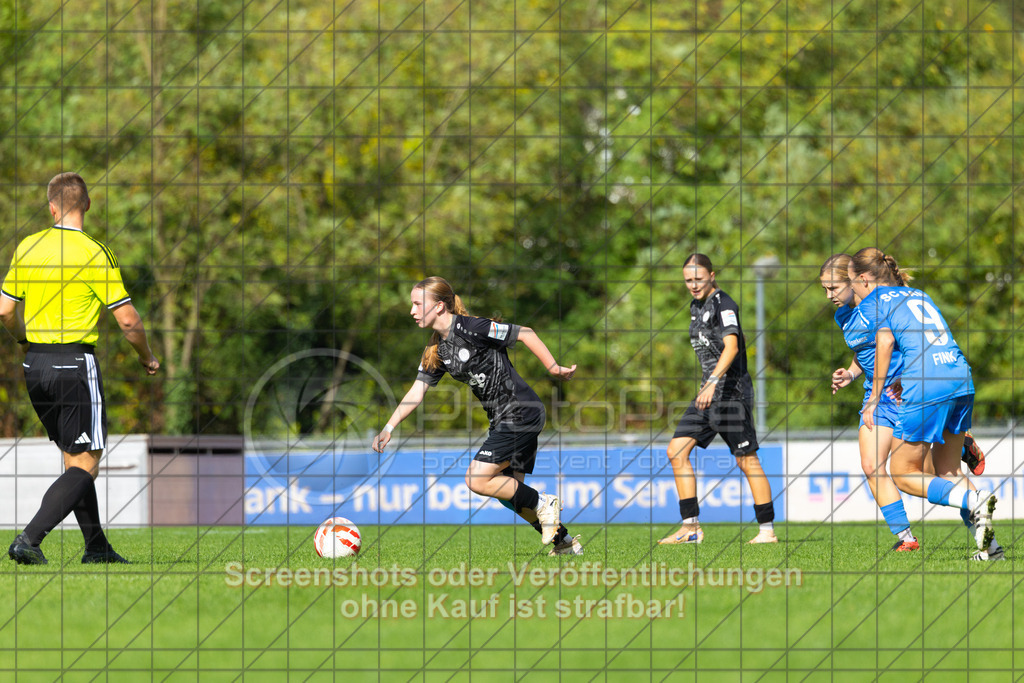 20261010_141951_0776_(c)_by_PhotoPeet | #,1.FC Donzdorf (schwarz) vs. SC Sand (blau), Fußball, EnBW-Oberliga B -Juniorinnen, 05. Spieltag, Saison 2026/2027, Rasenplatz Lautertal Stadion, Süßener Straße 16, 73072 Donzdorf, 10.10.2026 - 14:00 Uhr,Foto: PhotoPeet / Sport- &amp; Eventfotografie / Peter Harich