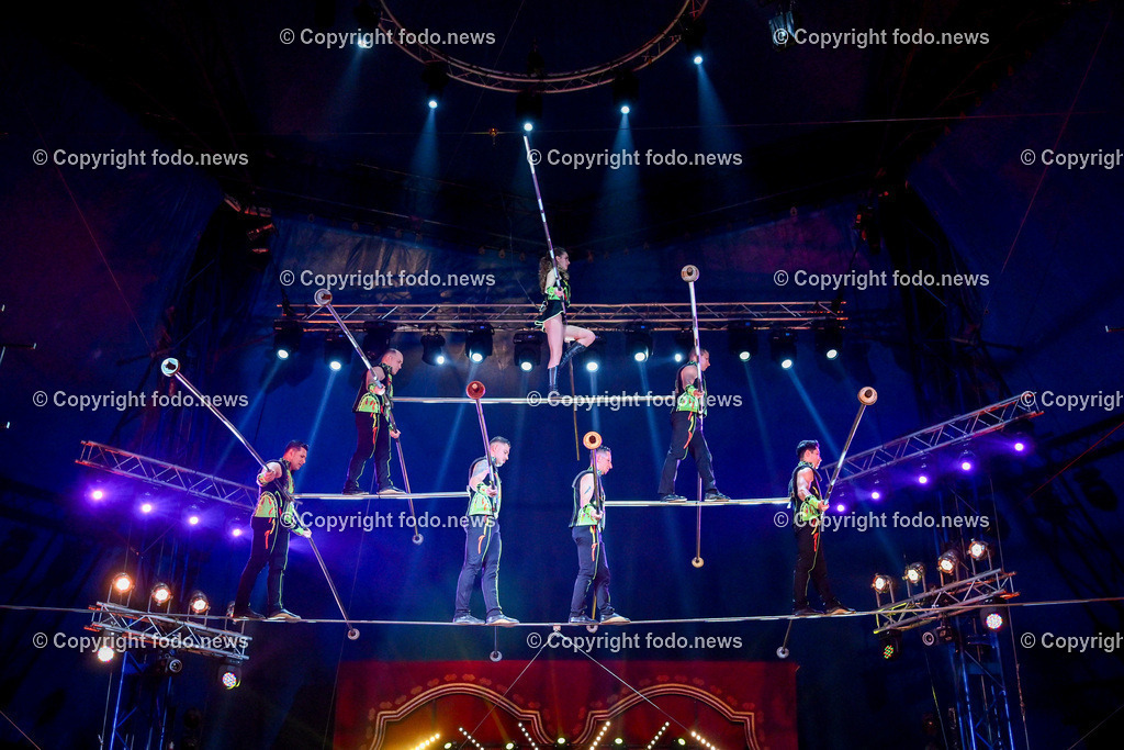Zirkus Louis Knie_ 17.02.2024-7 | 17.02.2024, Linz, AUT, Circus Louis Knie 2024, im Bild Circus, Zirkus, Zelt, Artisten, Kuenstler, Trapez, Show, Clown, Zuschauer, Hunde, Ponys, Licht, Musik, Akrobaten, Akrobatik, Luftakrobatik