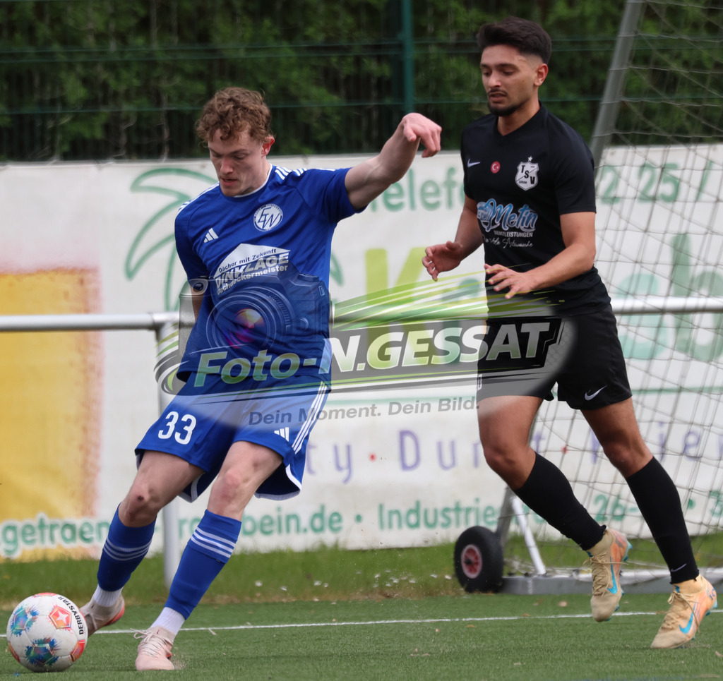 SV Enger-Westerenger - TSV Löhne | Auf dem Bild zu sehen: blau SV Enger-Westerenger: Fabrice Walter ; schwarz TSV Löhne: Leon TomusicSV Enger-Westerenger, TSV Löhne, Saison 25/26, Kreisliga A, Enger, Deutschland - Realisiert mit Pictrs.com