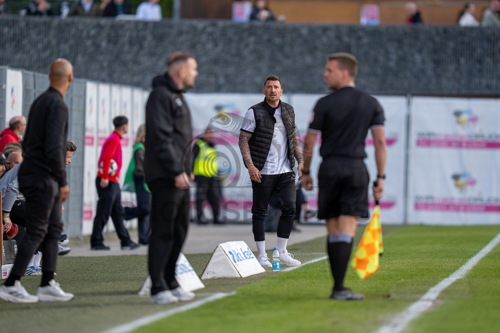 SG Sonnenhof Großaspach vs. SGV Freiberg, Fussball, Regionalliga Suedwest, 30. Spieltag, 22.04.2026 | Pascal Reinhardt (Trainer SG Sonnenhof Großaspach) liefert sich ein Wortgefecht mit Kushtrim Lushtaku (Trainer SGV Freiberg),SG Sonnenhof Großaspach vs. SGV Freiberg, Fussball, Regionalliga Suedwest, 30. Spieltag, 22.04.2026