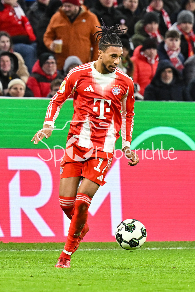 FC Bayern München - RB Leipzig | MUNICH, GERMANY - 11. FEBRUARY: am Ball Michael OLISE (FC Bayern Munich 17) / Einzelfoto / Freisteller während dem Spiel zwischen dem FC Bayern München und RB Leipzig beim Viertelfinale des DFB-Pokales in der Allianz Arena