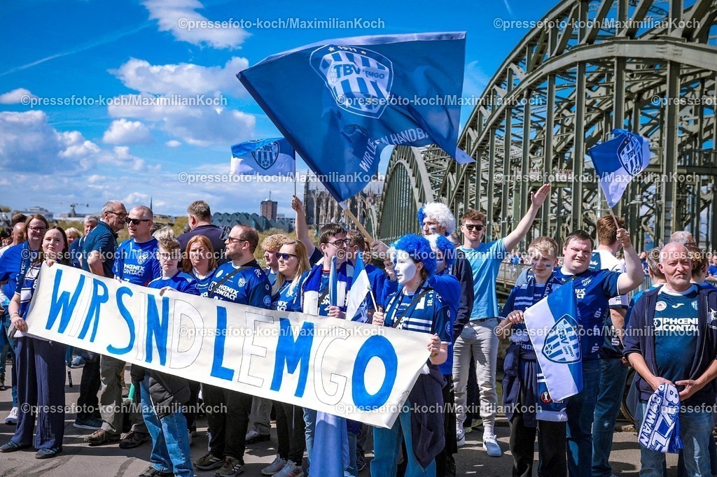 xSSCx18042601088 | 18.04.2026, xsscx, Handball, DHB-Pokal Lidl Final4, Saison 2025 / 2026 Herren, Lanxess Arena, Köln: Fans beim Fanmarsch des TBV Lemgo-Lippe auf dem Weg zur Lanxess Arena Photo: xSandraxScherningxPressefotoKochx