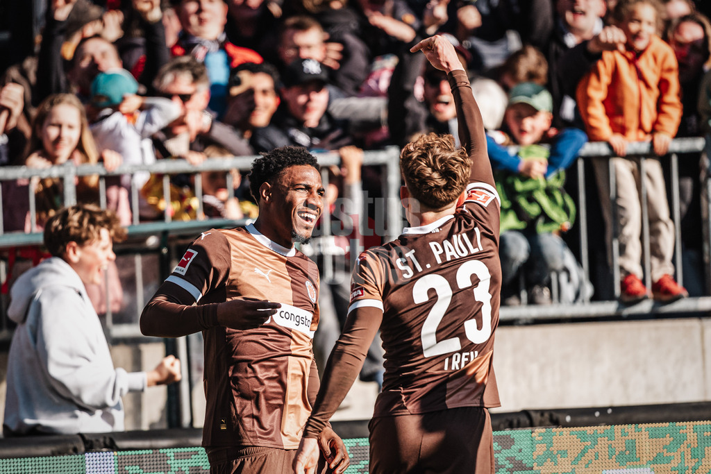 Fußball | Männer | Saison 2024/2025  | Fußball-Bundesliga | 28. Spieltag | FC St. Pauli vs. Borussia Mönchengladbach | 06.04.2025 | v.l. Torschütze Oladapo Afolayan (#17, FC St. Pauli) und Philipp Treu (#23, FC St. Pauli) jubeln nach dem Tor