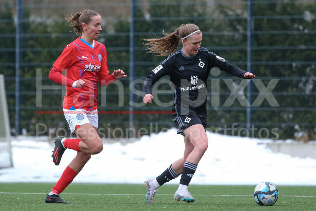 Fussball, Testspiel Frauen, Hamburger SV - Holstein Kiel | v.li.: Liza von Blumenthal (Holstein Kiel, 14) und Annaleen Böhler (Hamburger SV, 2) im Zweikampf, Duell, Dynamik, Aktion, Action, Spielszene